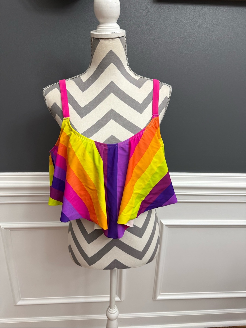 Torrid Bikini Top Wireless V Flounce Rainbow Size 2